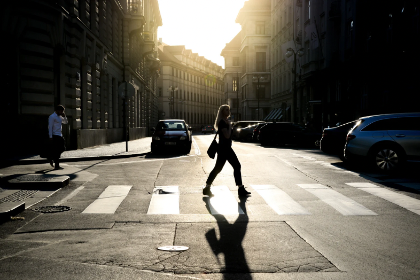 横断歩道を歩いて渡る女性の写真